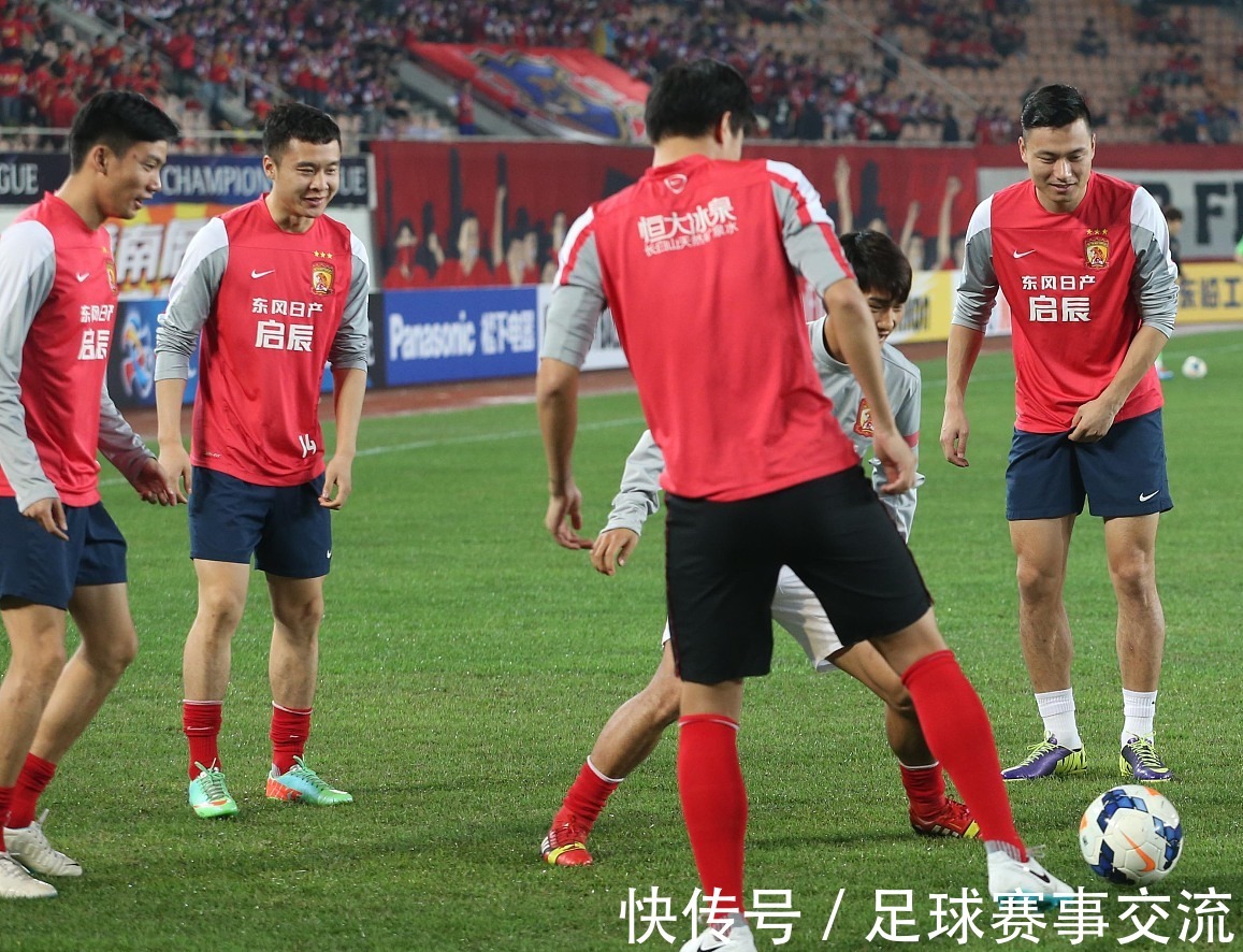 欧冠决赛用球谍照：包含白+深紫，灵感来自举办城市布达佩斯（欧冠决赛用球曝光：白+深紫配色，灵感源于布达佩斯）