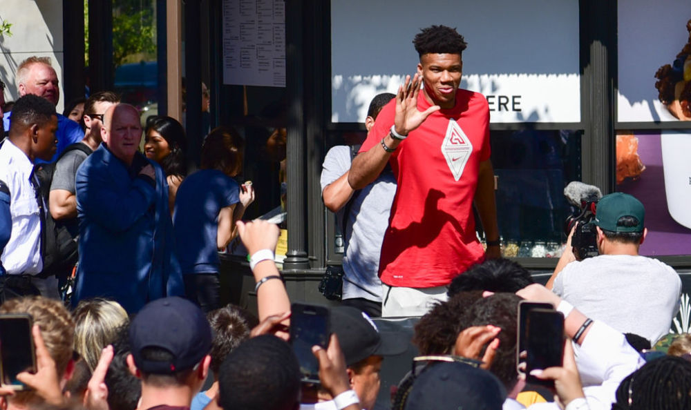 太阳主帅：狄龙的竞争精神与韧劲放在NBA里是独一无二的（太阳主帅盛赞狄龙：其好胜心与韧性在NBA独树一帜）