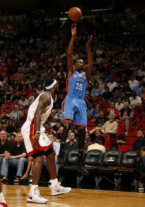 状态出色！唐斯全场投篮23中13，暴砍35分18篮板豪华两双（唐斯手感火热，23投13中砍下35分18篮板，豪取大号两双）