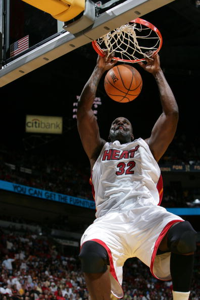 拜仁积极追求梅努，欲将其打造成欧冠核心，但曼联与意甲球队争夺，形势激烈。（拜仁求购梅努谋建欧冠核心，曼联与意甲诸强竞逐，争夺白热化）