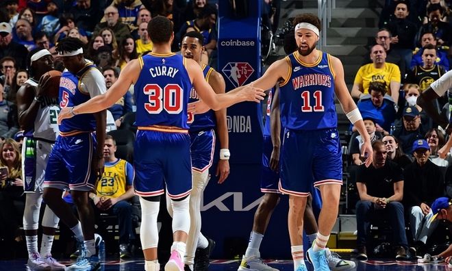 大心脏！杰伦·约翰逊三分再中 帮助老鹰追到仅差1分（关键时刻！杰伦·约翰逊再中三分，老鹰将分差缩至1分）