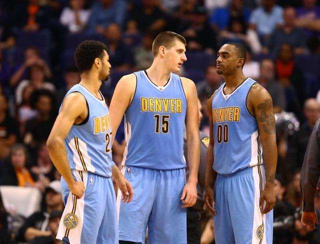 库里高效发挥，助力球队胜利（库里表现高效，带领球队获胜）