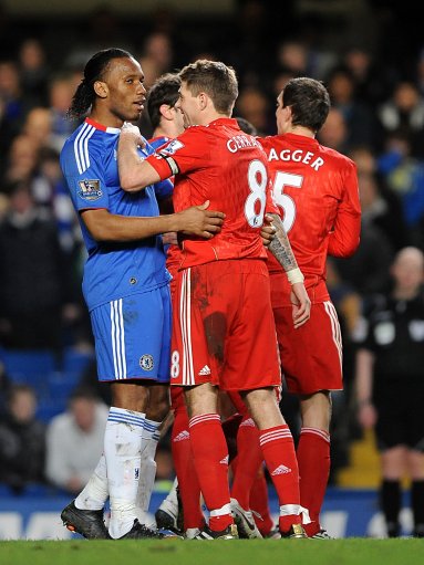 足球国足忙碌备战，训练场加练至夜晚（国足紧锣密鼓备战，训练加练到夜晚）