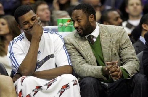 那不勒斯主席德佬拜访利雅得胜利训练基地，获赠一件C罗球衣（那不勒斯主席德劳伦蒂斯做客利雅得胜利训练基地，获赠C罗球衣）