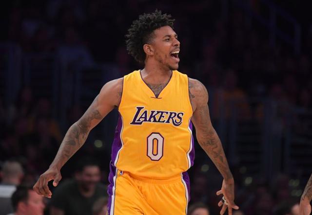 幸亏今天有点发挥，不然又是20秒被换下（还好今天稍有发挥，否则又要20秒就被换下）