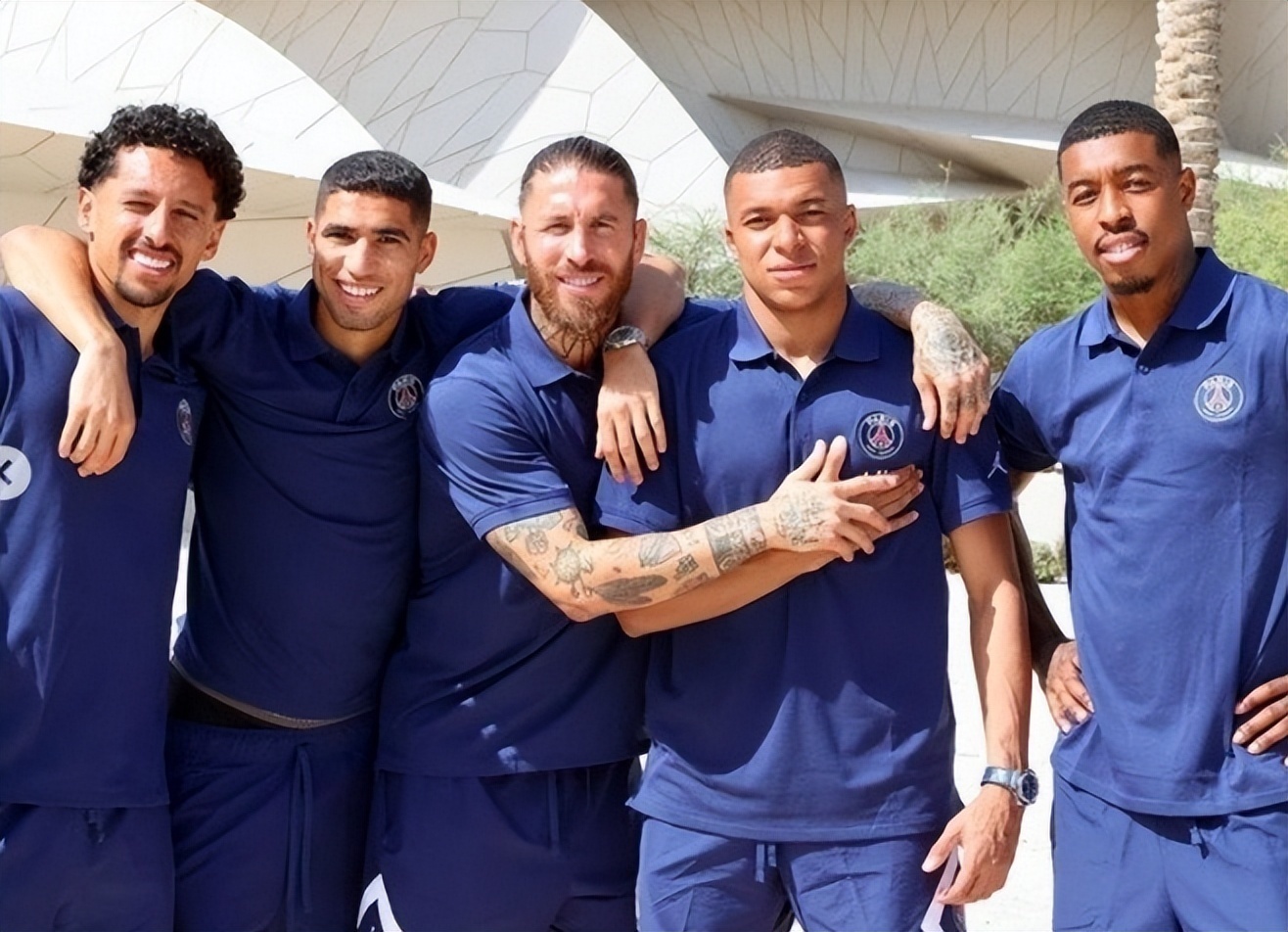 萨拉赫非洲杯使用定制护腿板，含有埃及和利物浦安菲尔德元素（萨拉赫非洲杯佩戴定制护腿板，融合埃及与利物浦安菲尔德元素）